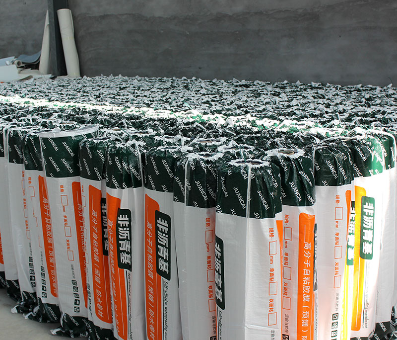 鋪設(she)非瀝青(qīng)基自粘(zhān)膠膜的(de)注意事(shi)項